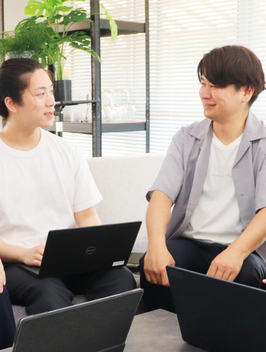 X推進や業務改善を目的とした企業向けビジネスコンサルティングの打ち合わせ風景