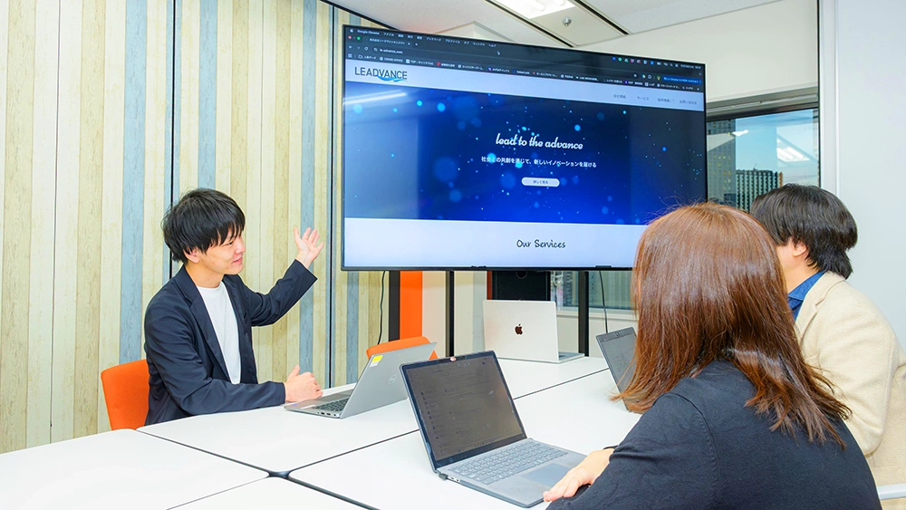 企業コンサルティングの打ち合わせを行うリードヴァンスのメンバー。現場密着でDX推進や業務改善を支援