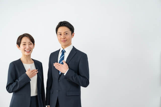 経営課題を自社だけで進める場合とコンサルティングを活用する場合の違い