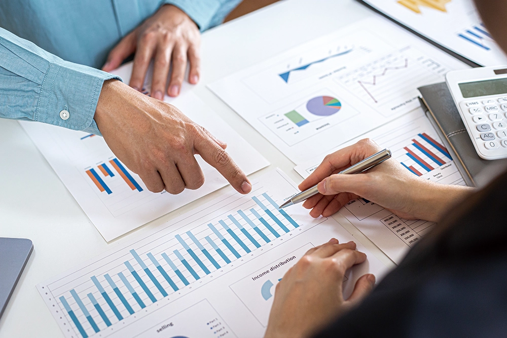 東京の現場密着型コンサルティング。企業のDX変革や業務改善を支援する打ち合わせ風景