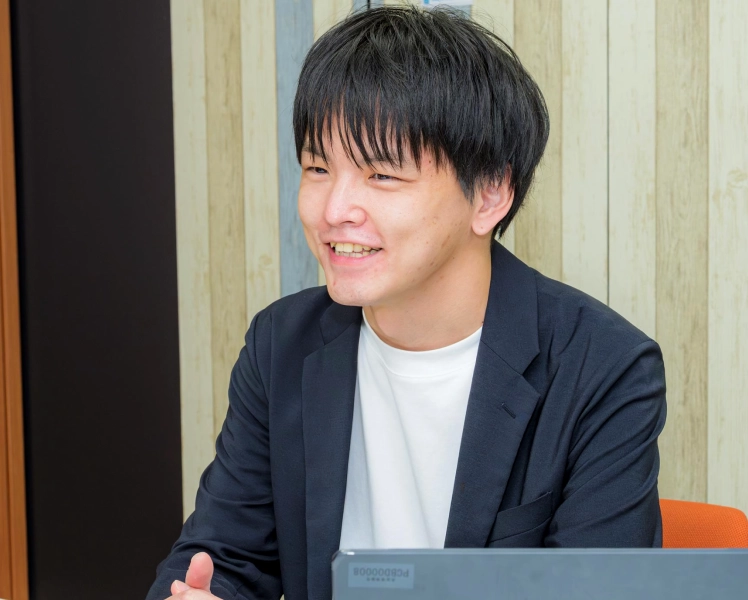 笑顔で話す男性エンジニア